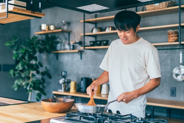 キッチンリフォームで迷う「IHとガス」メリット・デメリットを解説! 料理する人