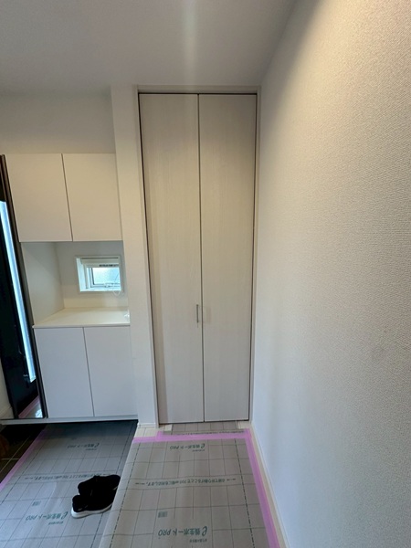 横浜市港南区-H様邸-玄関収納-折れ戸